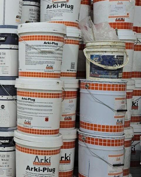 عبوات سدّاد التسربات السريع Arki-Plug مرصوصة على رفّ في متجر العزل الحديث